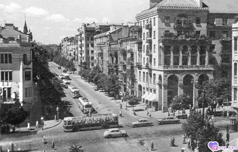 Обратите внимание на троллейбус