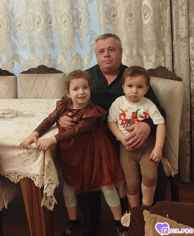 С внучкой и внуком