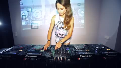 Juicy_M_-_Mixing_on_4_CDJs_vol_2