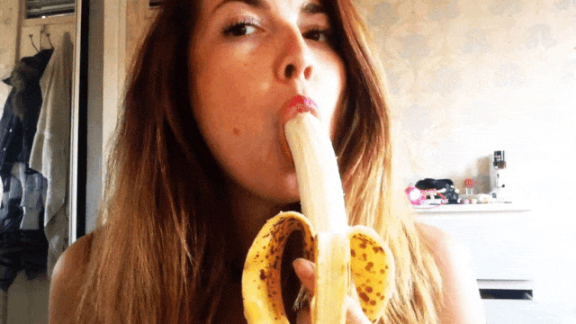 Девушка с бананом. Девушка с бананом во рту. Девушка ест банан. Красивая девушка ест банан. Где сасут