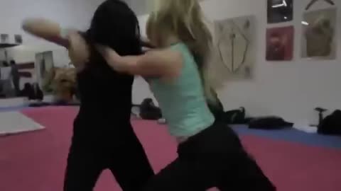 КРЕПКАЯ ДЕВОЧКА