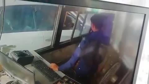 Obezjana_obokrala_kassira-