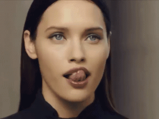 Соблазняет