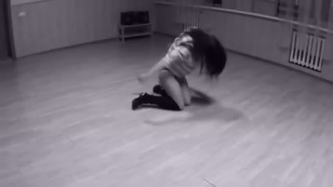 ДЕВОЧКА ШИКАРНО ТАНЦУЕТ