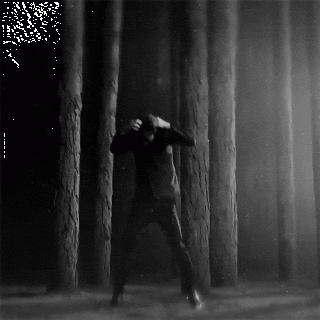 99px__photo_113097_u_mujchini_za_spinoj_pojavljautsja_chernie_krilja