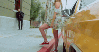 Соблазняет