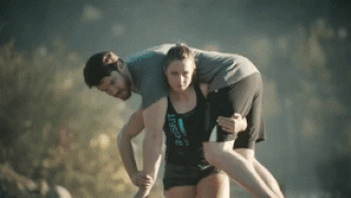 мужчину несет