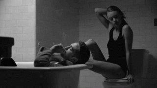 Пара кайфует в ванной