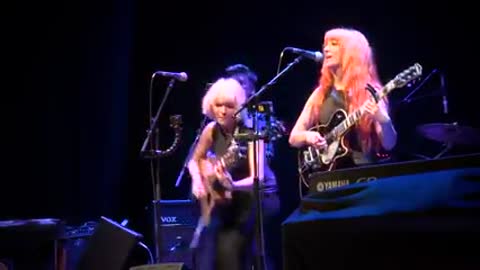 Thats_All_Right_Mama_-_MonaLisa_Twins_Elvis_Cover_live_low