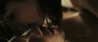 devushka_celuet_parnja