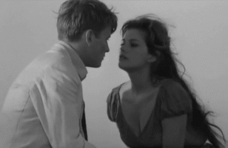 devushka_celuet_parnja_film_devushka_s_chemodanom_