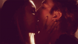 Страстный поцелуй