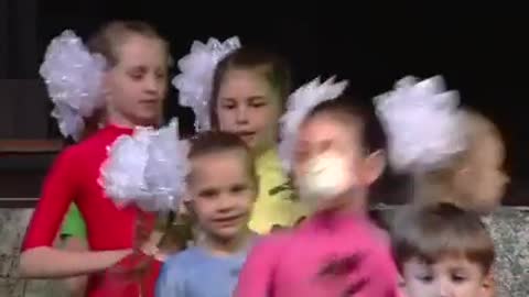 Belye_rozy-pojut_deti-im