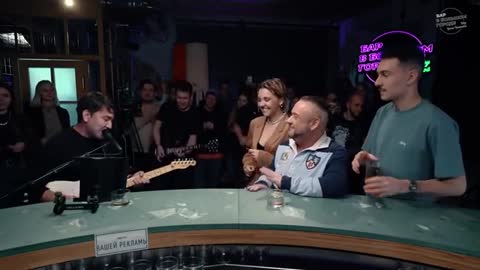 __Azamat_Musagaliev_-_CHyo-to_A_ty_golaya_tancuy_Azamat_poyot_na_shou_Ba_tMQsqNNW0oY