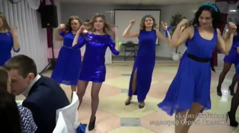 __Devochka_tancuet_vseh_parney_volnuet_mngG3KD1TqY