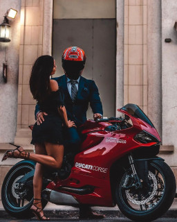 luxury_educator-___CX2paQwK8LN___-