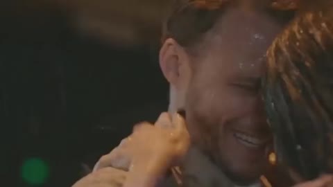 музыка_играет_громко