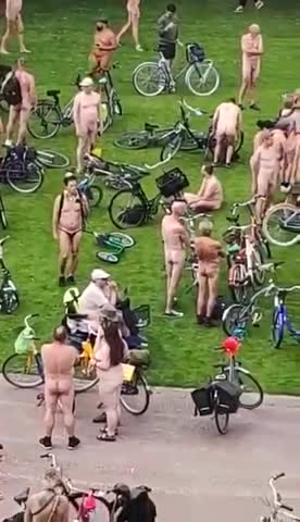 Люди отдыхают