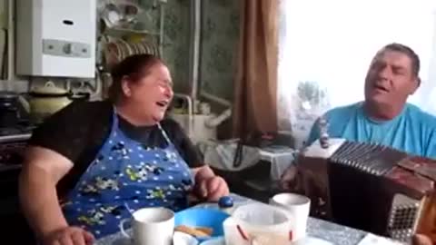 Narodnja_pesnja_-_Snova_kurju_mama-_me