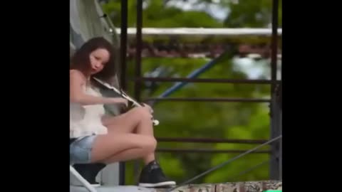 krasiva-igraet-na-skripke-i-tancuet_videomega_