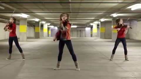 devuska-krasivo-igraet-na-skripke_videomega_