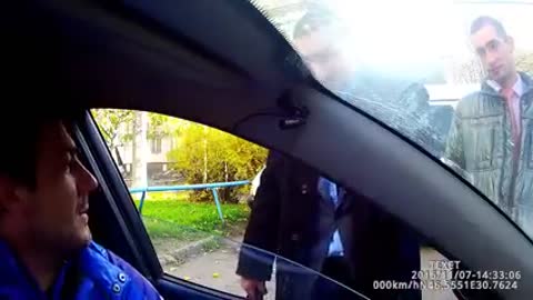 Общение_с_двумя_уличными_разводилами240P