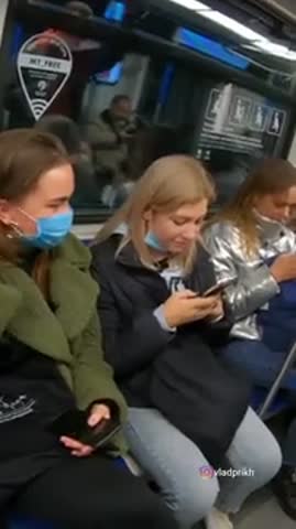 Прикол_с_книгой_в_метро