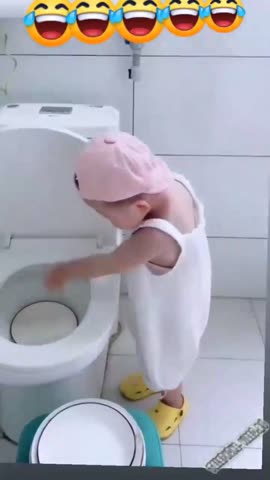 помогает_мыть_посуду