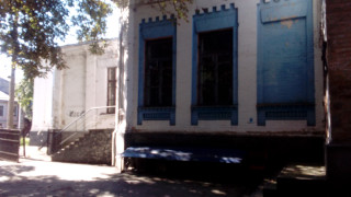 10 сент 2023 года-Вид сбоку на стены старого Планетария