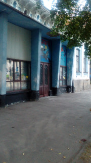 22 сент 2023 года-Входные двери в городской Планетарий с витриной