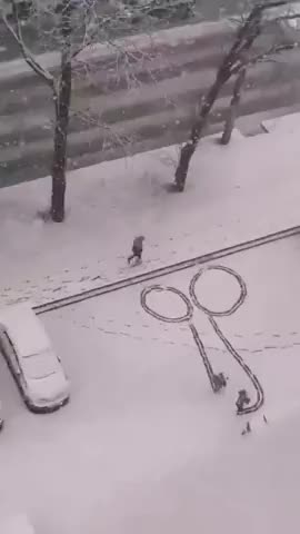 детишки_радуются_первому_снегу