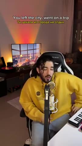 а_он_меня_целует