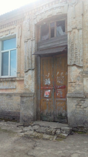 Двери и окна старого одноэтажного здания начала ХХ века в нашем городе
