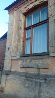 Окно старого одноэтажного здания начала 20-го века