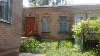 Вид со двора на стены старого дома в нашем городе