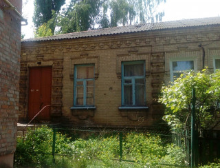 Вид с улицы на старый дом в центре нашего города