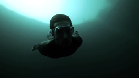 Guillaume_Nery_base_jumping_at_Deans_Blue_Hole_filmed_on_breath_hold_by_Julie_Gautier