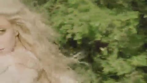 Shakira_-_Me_Enamore-world79_spcs_bio