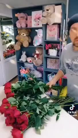 Мужчина в цветочном магазине