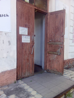 Двери старого бывшего военторга