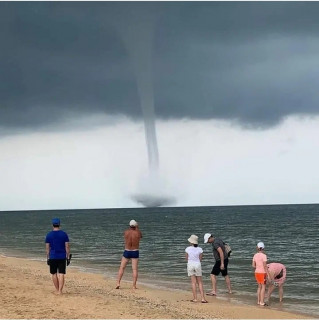 Смерч_над_Азовским_морем_