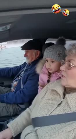 Смотрите вот дядьки купаются