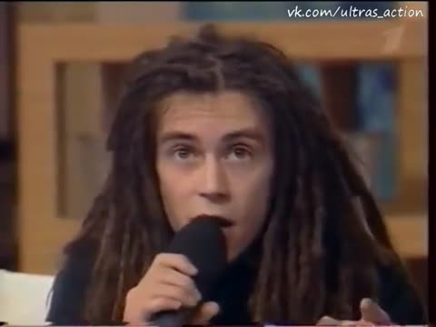 Децл_и_футбольные_фанаты_у_Малахова_2002