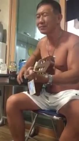 Мужик_круто_поет_и_играет_на_гитаре