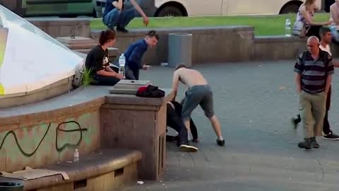 В_Киеве_футбольный_фанат_одним_ударом