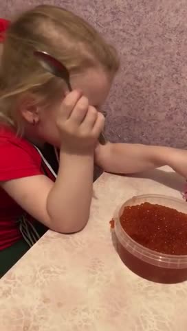 Devochka_est_krasnyu_ikry_