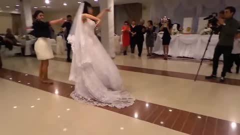 AKULA_IN__ot_ee_tanca_mujiki_kuryat_v_storonke_