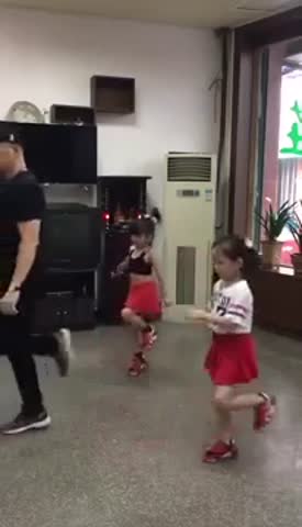 Прекрасное_трио__папа_танцует_с_дочками__The_lovely_trio_dad_dances_with_daughters