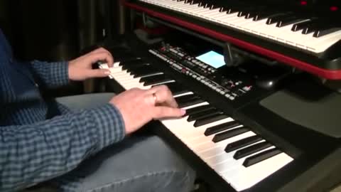 Ему_надо_петь_на_сцене