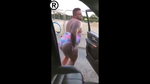 Мужик_танцует_около_машины_Прикол_HD